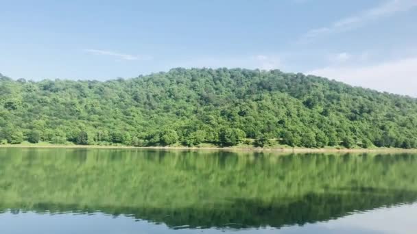 Paisagem no lago entre a floresta e montanhas . — Vídeo de Stock