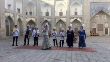 Grup ulusal Özbek dansları ve şarkıları icra ediyor.