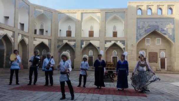 El conjunto interpreta danzas y canciones nacionales uzbekas . — Vídeo de stock