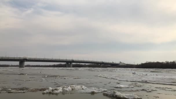 Le mouvement de la glace sur la rivière au printemps après un hiver froid en Sibérie . — Video