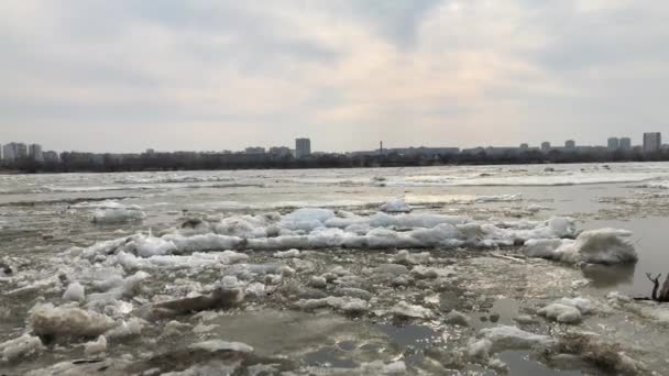 El movimiento del hielo en el río en la primavera después de un frío invierno en Siberia . — Vídeo de stock