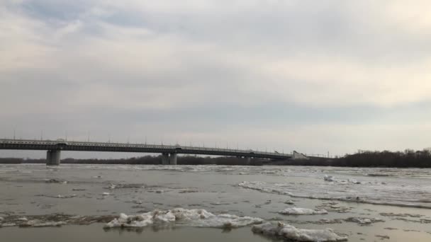 Pohyb ledu na řece na jaře po chladné zimě na Sibiři. — Stock video