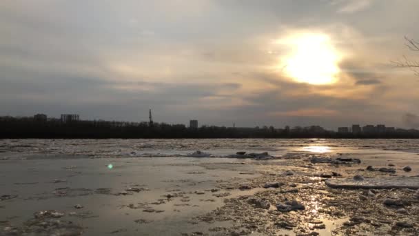 Isens rörelse på floden på våren efter en kall vinter i Sibirien. — Stockvideo