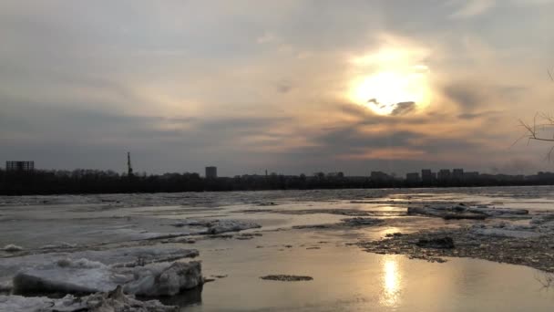 El movimiento del hielo en el río en la primavera después de un frío invierno en Siberia . — Vídeos de Stock