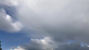 Kümülüs bulutları açık mavi gökyüzünde. Zaman Ayarı 4k videosu.