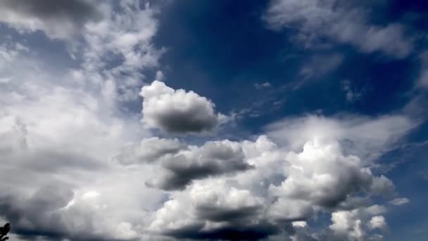 Cumulus nuages sur un ciel bleu clair. Timelapse 4k vidéo.