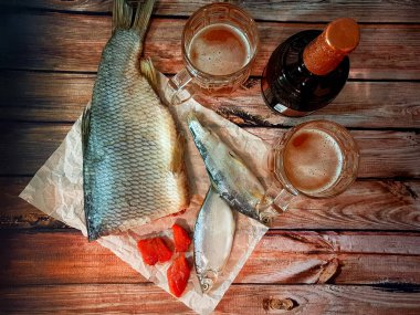 Tuzlu balıklı bira. Kurutulmuş balık ve çırpılmış. Bira için atıştırmalık..