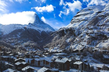 Zermatt - ünlü kayak merkezi İsviçre Alpleri'nde şaşırtıcı görünümü Matterhorn Dağ Manzaralı