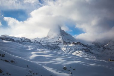 Zermatt - ünlü kayak merkezi İsviçre Alpleri'nde şaşırtıcı görünümü Matterhorn Dağ Manzaralı