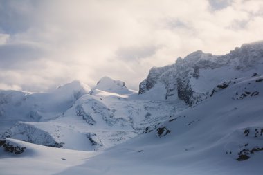 Zermatt - ünlü kayak merkezi İsviçre Alpleri'nde şaşırtıcı görünümü Matterhorn Dağ Manzaralı