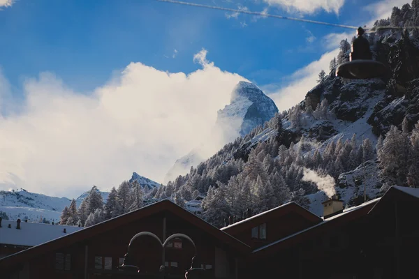 Fantastisk utsikt på Zermatt - berömda skidorten i Alperna med utsikt över berget Matterhorn — Stockfoto
