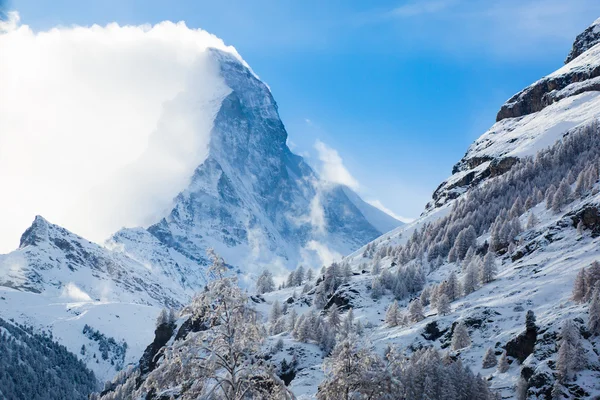 Vista incrível sobre Zermatt - famosa estância de esqui em Alpes Suíços, com vista para a montanha Matterhorn — Fotografia de Stock