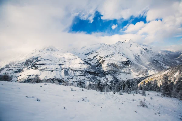 Increíble vista de Zermatt - famosa estación de esquí en los Alpes suizos, con vista a la montaña Matterhorn —  Fotos de Stock