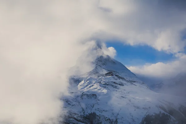 令人惊异的视图上采尔马特-在瑞士阿尔卑斯山，著名的滑雪胜地与马特宏峰山上视图 — 图库照片