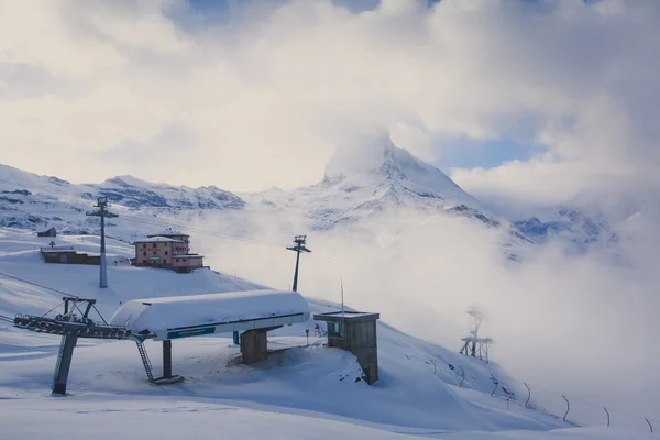 令人惊异的视图上采尔马特-在瑞士阿尔卑斯山，著名的滑雪胜地与马特宏峰山上视图 — 图库照片