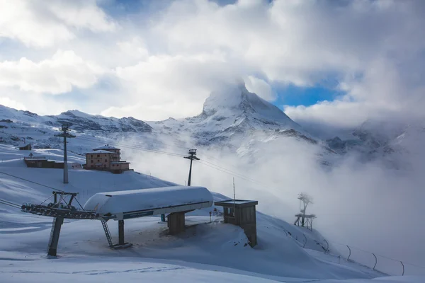 Increíble vista de Zermatt - famosa estación de esquí en los Alpes suizos, con vista a la montaña Matterhorn —  Fotos de Stock