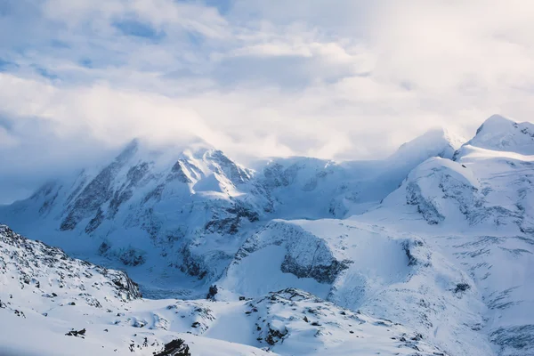 Vista incrível sobre Zermatt - famosa estância de esqui em Alpes Suíços, com vista para a montanha Matterhorn — Fotografia de Stock