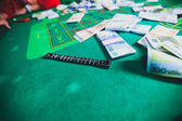 Detail věrného obrazu tabulky vícebarevné kasino s ruletou v pohybu, s rukou krupiér a skupiny hazard bohaté bohatých lidí 