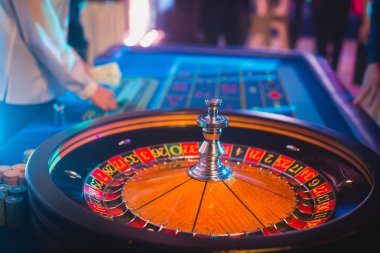 Krupiye ve zengin zengin insanlar kumar bir grup el ile çok renkli casino rulet hareket, tabloyla bir yakın çekim canlı görüntü 