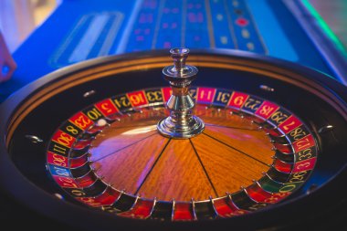 Krupiye ve zengin zengin insanlar kumar bir grup el ile çok renkli casino rulet hareket, tabloyla bir yakın çekim canlı görüntü 