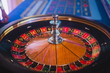 Krupiye ve zengin zengin insanlar kumar bir grup el ile çok renkli casino rulet hareket, tabloyla bir yakın çekim canlı görüntü 