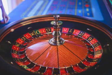 Krupiye ve zengin zengin insanlar kumar bir grup el ile çok renkli casino rulet hareket, tabloyla bir yakın çekim canlı görüntü 