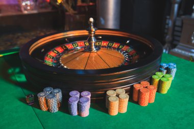 Krupiye ve zengin zengin insanlar kumar bir grup el ile çok renkli casino rulet hareket, tabloyla bir yakın çekim canlı görüntü 