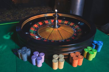 Krupiye ve zengin zengin insanlar kumar bir grup el ile çok renkli casino rulet hareket, tabloyla bir yakın çekim canlı görüntü 