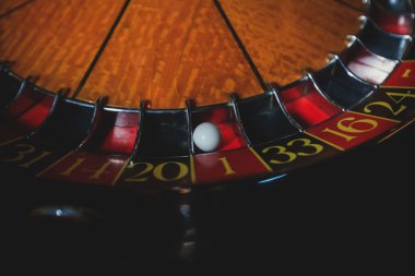 Krupiye ve zengin zengin insanlar kumar bir grup el ile çok renkli casino rulet hareket, tabloyla bir yakın çekim canlı görüntü 