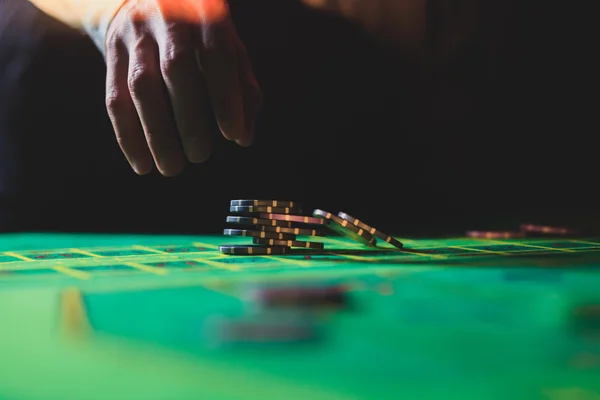 Une image vibrante en gros plan de la table de casino multicolore avec roulette en mouvement, avec la main du croupier, et un groupe de riches gens riches de jeu — Photo