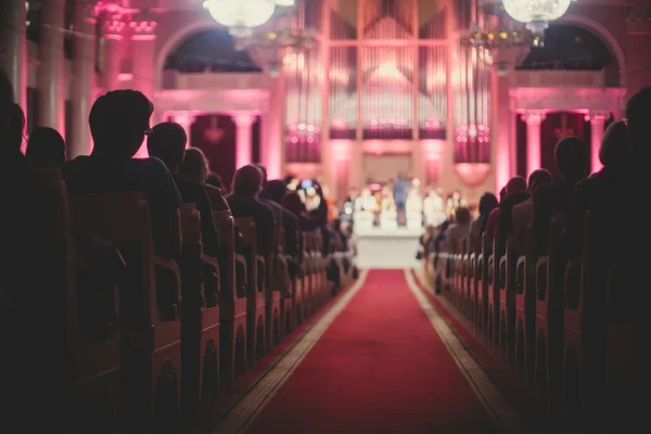 A view of philharmonia philharmonic concert hall isle with pipe organ and orchestra playing classical music in the backround — Stock Photo, Image