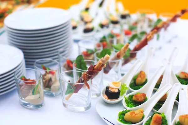 여러 가지 음식을 곁들인 아름답게 장식 된 연회 식탁 — 스톡 사진