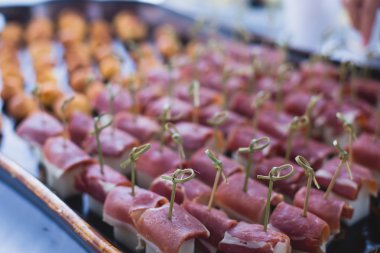 Güzel dekore edilmiş yemek sofrası, farklı yemekler.