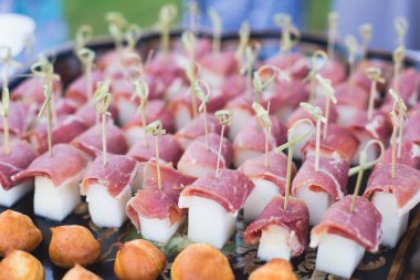 Güzel dekore edilmiş yemek sofrası, farklı yemekler.