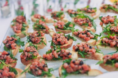 Güzel dekore edilmiş yemek sofrası, farklı yemekler.