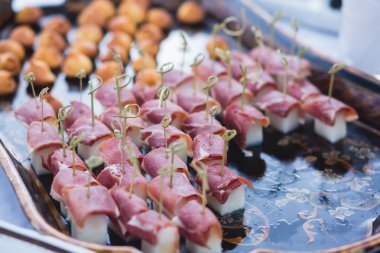 Güzel dekore edilmiş yemek sofrası, farklı yemekler.