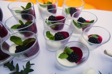 Güzel dekore edilmiş yemek sofrası, farklı yemekler.