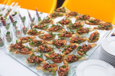 Güzel dekore edilmiş yemek sofrası, farklı yemekler.