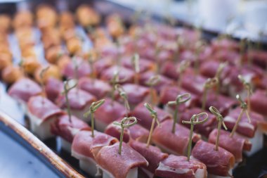 Güzel dekore edilmiş yemek sofrası, farklı yemekler.