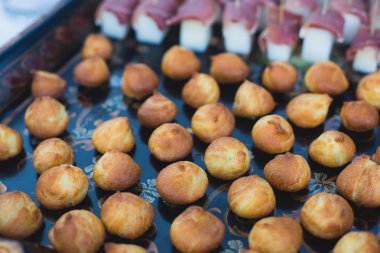 Güzel dekore edilmiş yemek sofrası, farklı yemekler.