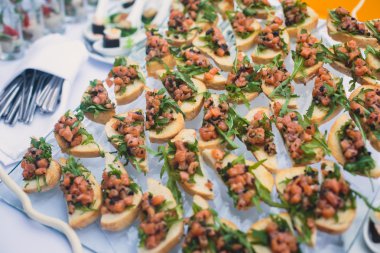 Güzel dekore edilmiş yemek sofrası, farklı yemekler.