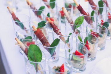 Güzel dekore edilmiş yemek sofrası, farklı yemekler.