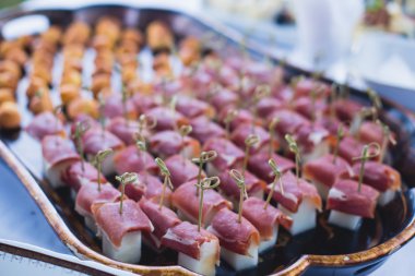 Güzel dekore edilmiş yemek sofrası, farklı yemekler.