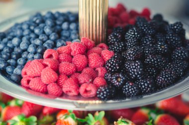 Güzel dekore edilmiş yemek sofrası, farklı yemekler.