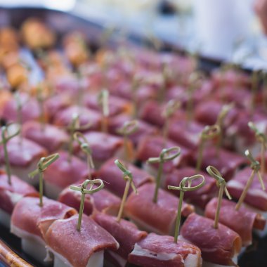 Güzel dekore edilmiş yemek sofrası, farklı yemekler.