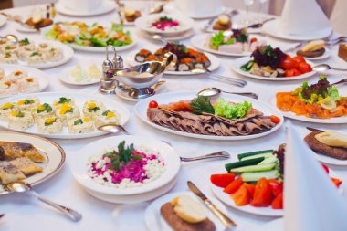 Güzel dekore edilmiş yemek sofrası, farklı yemekler.