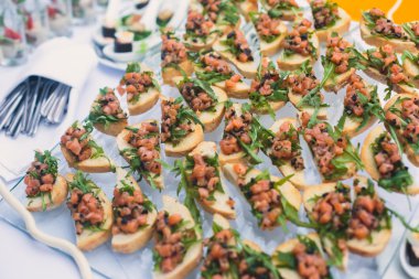 Güzel dekore edilmiş yemek sofrası, farklı yemekler.