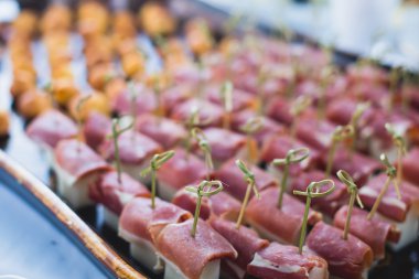 Güzel dekore edilmiş yemek sofrası, farklı yemekler.