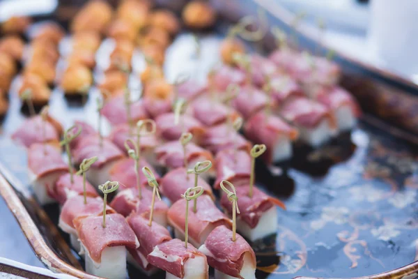 Vackert inredda cateringbord med olika maträtter — Stockfoto