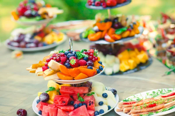 Mesa de banquete de catering lindamente decorada com comida diferente — Fotografia de Stock